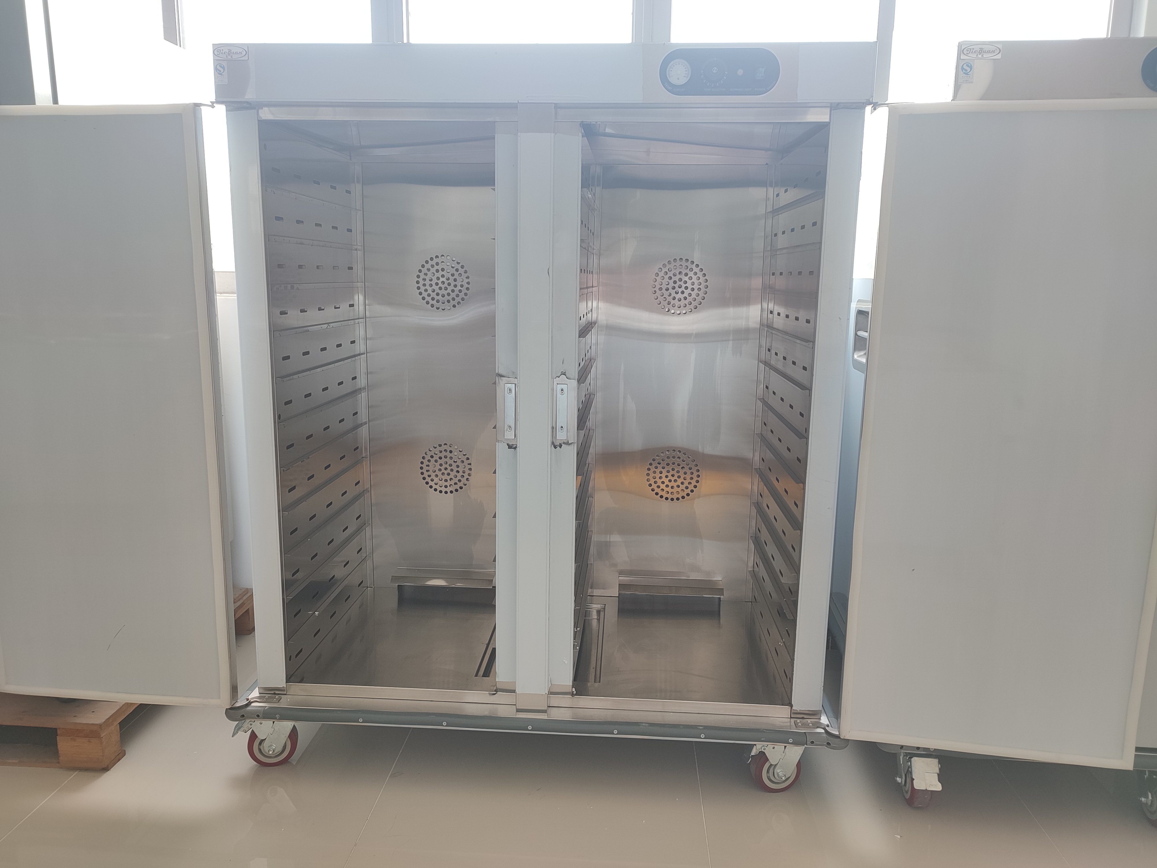 Tingkatkan Kecekapan Katering Anda dengan Kabinet Pemanas Makanan Elektrik Mudah Alih Optimum