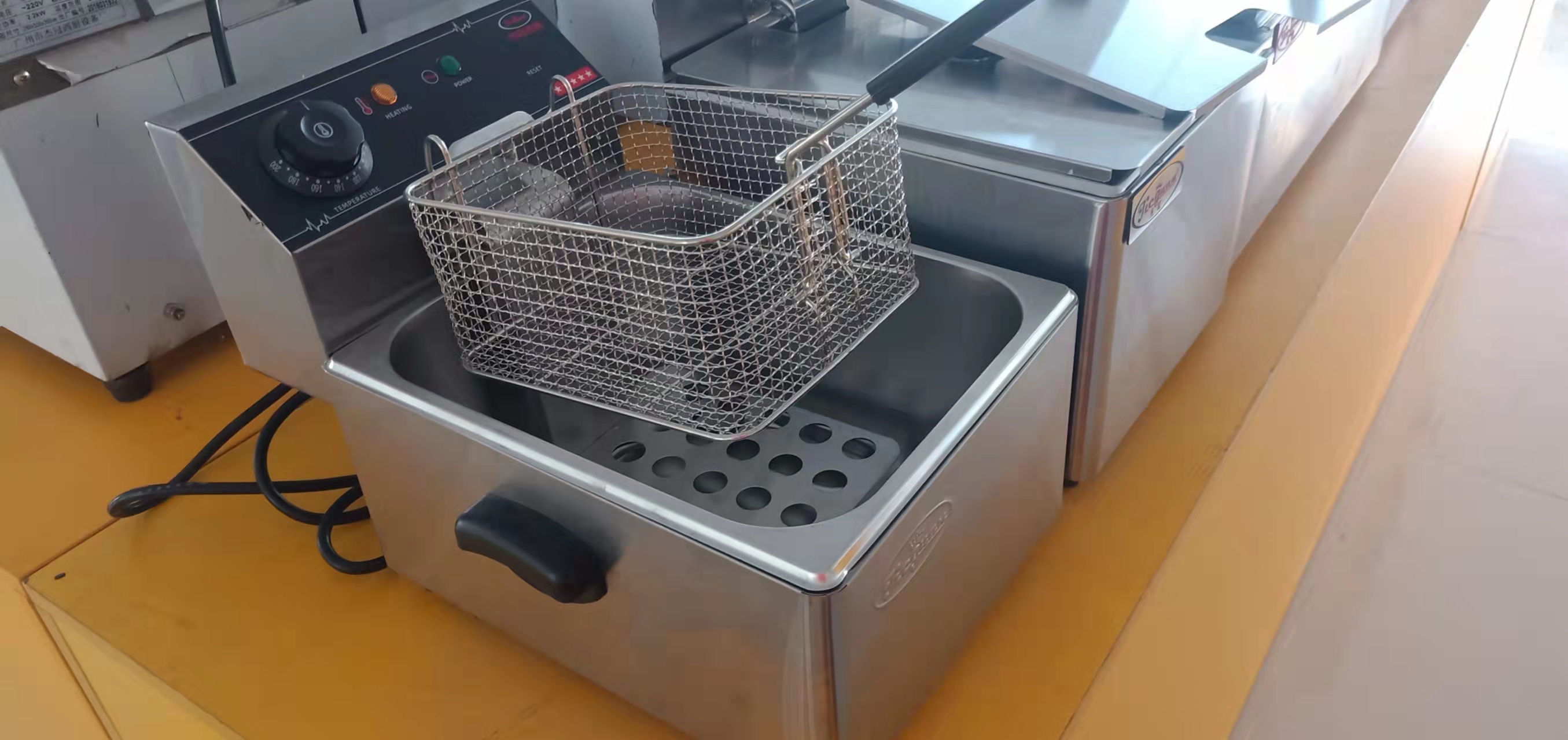 Penggoreng Bahagian atas kaunter komersial Deep Fryer Electric dengan Tangki Tunggal 8L